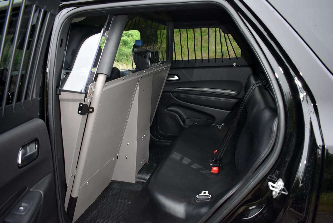 Prisoner partition and rear seat
